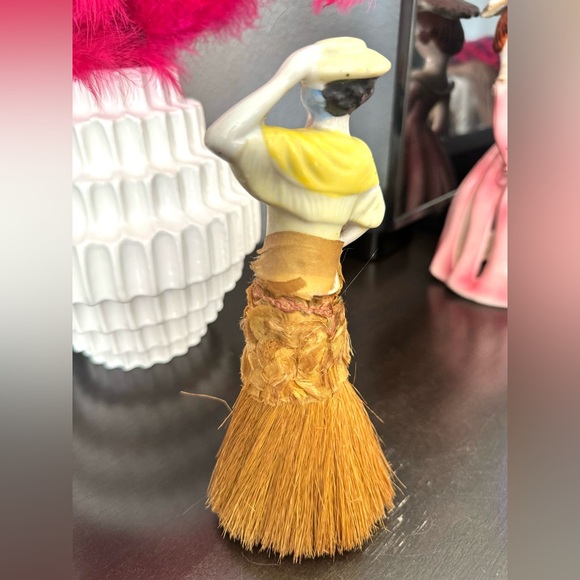 Vintage Porcelain Broom Lady - Picture 6 of 9